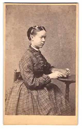 Fotografie J. F. Dresler, Aarhus, Store Torv, Portrait junge Frau im karierten Kleid mit Haarband
