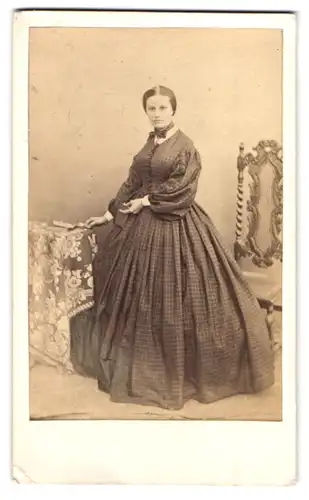 Fotografie unbekannter Fotograf und Ort, Portrait Dame im karierten Reifrock Kleid mit Schleife