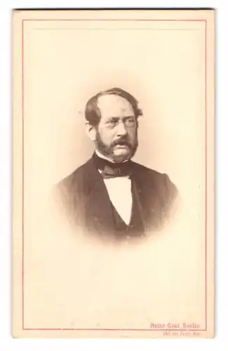 Fotografie Heinr. Graf, Berlin, Friedrich-Str. 165, Portrait Herr im Anzug mit Fliege und Vollbart