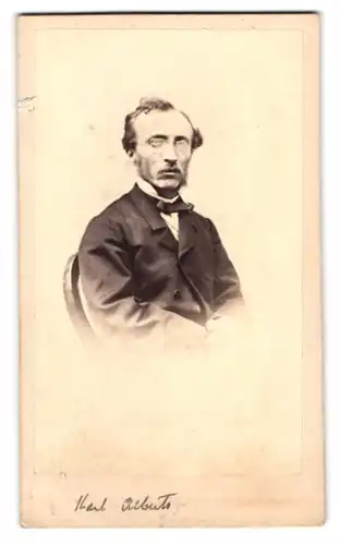 Fotografie Armand Knorr, Leipzig, Beitzer Str. 19, Portrait Karl Alberts im Anzug mit Zwicker Brille