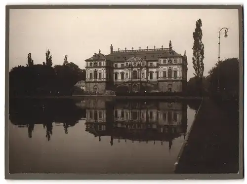 Fotografie unbekannter Fotograf, Ansicht Dresden, Palais im grossen Garten mit Teich