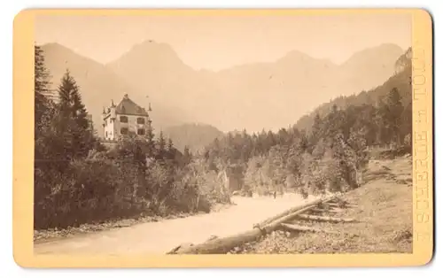 Fotografie J. Scherle, Tölz, Ansicht Hinterriss, Blick auf das alte Jagdschloss mit Karwendelgebirge