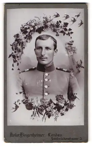 Fotografie Atelier Bingenheimer, Landau, Zweibrückenstr. 3, Portrait Soldat in Uniform Rgt. 18 im Passepartout