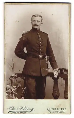 Fotografie Paul Hering, Chemnitz, Wiesenstr. 27, Portrait Soldat in Uniform mit Bajonett und Portepee