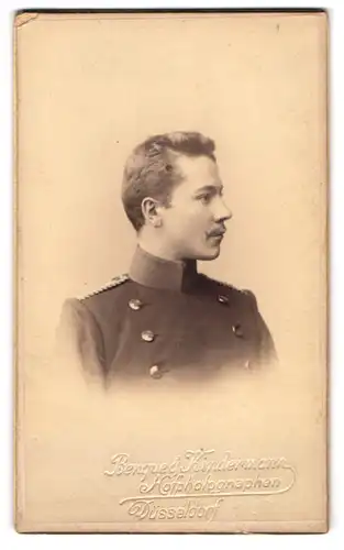 Fotografie Benque & Kindermann, Düsseldorf, Elberfelderstr. 4, Portrait Einjährig-Freiwilliger Max Baumringer in Uniform