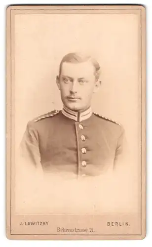 Fotografie J. Lawitzky, Berlin, Behrenstr. 21, Portrait Einjährig-Freiwilliger in Garde Uniform
