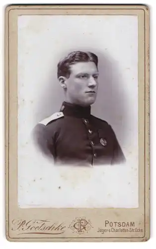 Fotografie P. Goetschke, Potsdam, Portrait junger Soldat in Uniform mit Orden