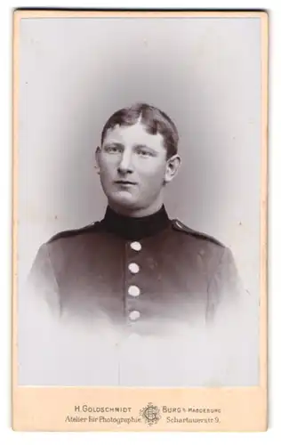Fotografie H. Goldschmidt, Burg b. Magdeburg, Portrait Soldat in Uniform mit Mittelscheitel