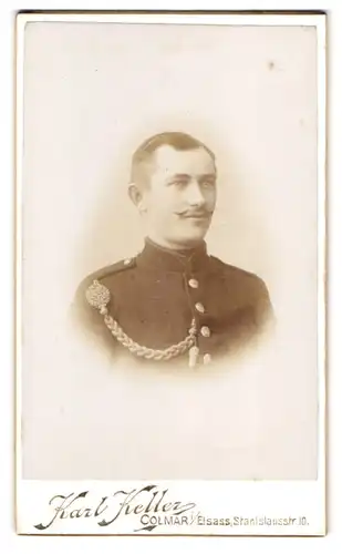 Fotografie Karl Keller, Colmar i., Els., Stanislausstr. 10, Portrait Soldat in Uniform mit Schützenschnur