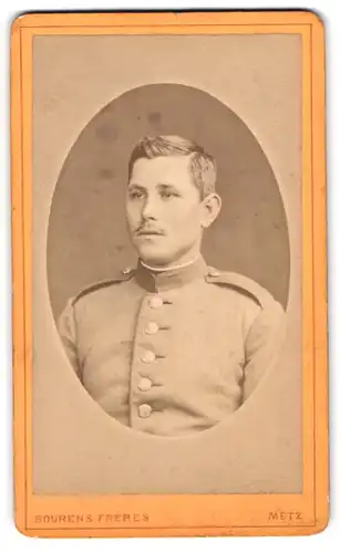 Fotografie Bourens Freres, Metz, Place de Chambre 7, Portrait junger Soldat in Uniform