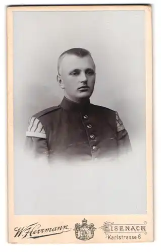 Fotografie W. Herrmann, Eisenach, Karlstr. 6, Portrait Musiker in Uniform Rgt. 130 mit Schwalbennest