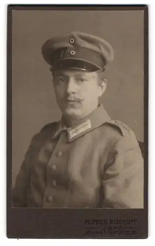 Fotografie Alfred Bischoff, Jena, Johannisplatz 25, Portrait sächsischer Offizier in Uniform Rgt. 1 mit Moustache