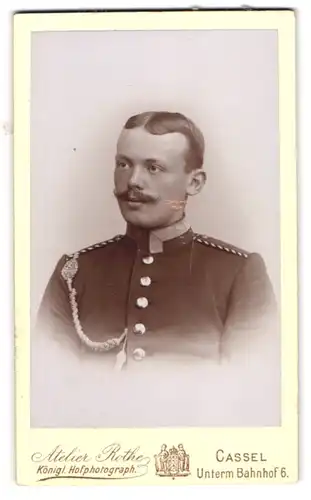 Fotografie Atelier Rothe, Cassel, Unterm Bahnhof 6, Portrait Einjährig-Freiwilliger Uffz. in Uniform mit Schützenschnur