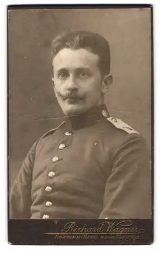 Fotografie Richard Wagner, Northeim / Hann., Bahnhofstr., Portrait Soldat in Uniform Rgt. 74 mit Kaiser Wilhelm Bart