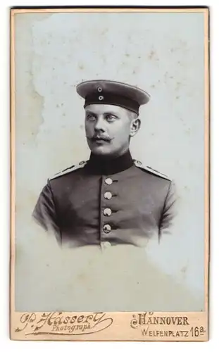 Fotografie P. Hassert, Hannover, Welfenplatz 16a, Portrait Soldat in Artillerie Uniform mit Moustache