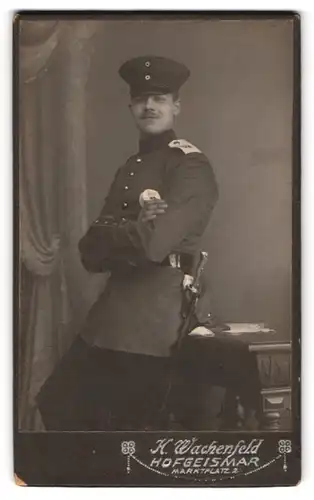 Fotografie K. Wachenfeld, Hofgeismar, Marktplatz, Portrait Soldat in Uniform Rgt. 79 mit Bajonett