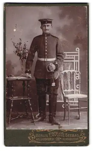 Fotografie F. Goebel, Berlin, Nollendorfstr. 37, Portrait junger Soldat in Uniform mit Säbel und Portepee