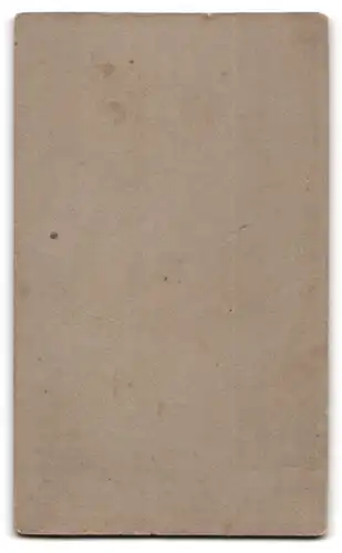Fotografie F. Goebel, Berlin, Nollendorfstr. 37, Portrait junger Soldat in Uniform mit Säbel und Portepee