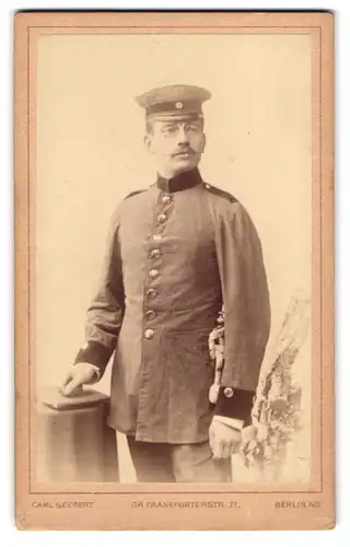 Fotografie Carl Seegert, Berlin, Gr. Frankfurterstr, 71, Portrait Soldat in Uniform mit Bajonett und Portepee