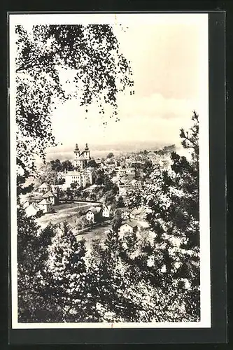 AK Kynsperk nad Ohri, Kirche im Ortsbild von einer Anhöhe betrachtet