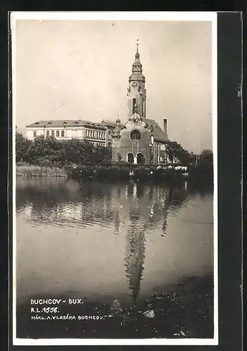 AK Dux / Duchcov, Uferpartie mit Kirche