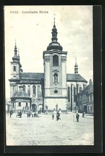 AK Saaz, Katholische Kirche mit Passanten