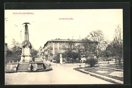 AK Teplitz Schönau / Teplice, Lindenstrasse mit Denkmal