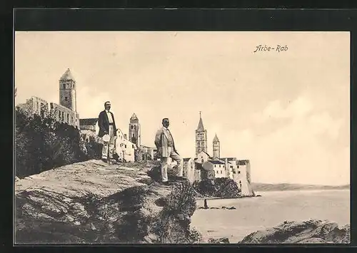 AK Arbe-Rab, Männer auf Felsen mit Küste der Stadt im Hintergrund