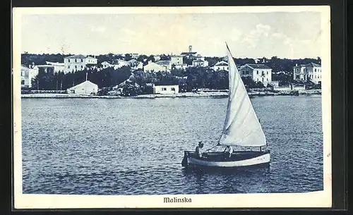 AK Malinska, Segelboot auf Fluss mit Stadt im Hintergrund