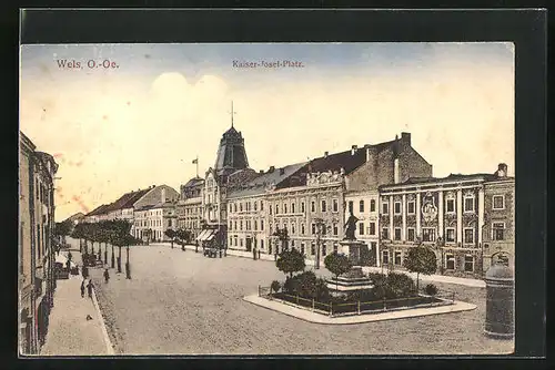 AK Wels, Kaiser-Josef-Platz mit Geschäft und Denkmal