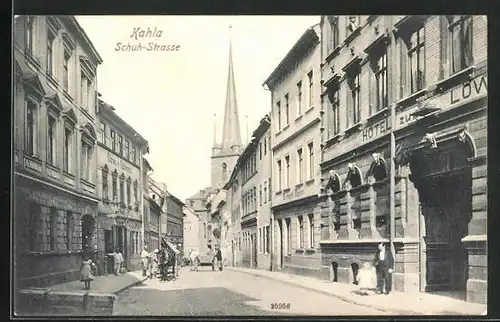 AK Kahla, Schuh-Strasse mit Hotel zum Löwen und Geschäften