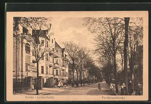 AK Berlin-Lichterfelde, Ferdinandstrasse mit Geschäft und Kindern