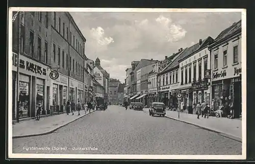 AK Fürstenwalde /Spree, Junkerstrasse mit Geschäften