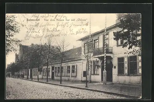 AK Salzwedel, Vor dem Neuen Tor mit Gasthaus Odeon