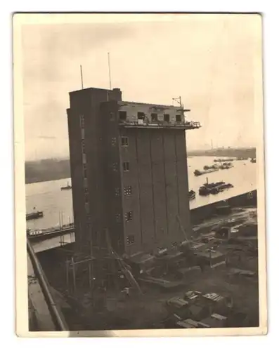 4 Fotografien unbekannter Fotograf, Ansicht Duisburg, Baustelle Neues Speichergebäude, Schwimmbager & Turmdrehkran