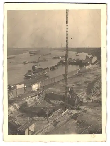 4 Fotografien unbekannter Fotograf, Ansicht Duisburg, Baustelle Neues Speichergebäude, Schwimmbager & Turmdrehkran