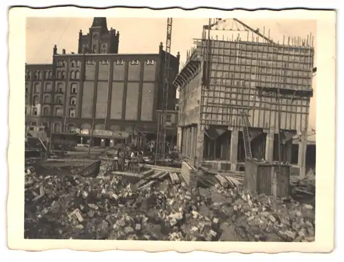 4 Fotografien unbekannter Fotograf, Ansicht Duisburg, Baustelle Neues Speichergebäude, Schwimmbager & Turmdrehkran