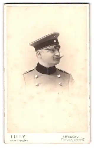 Fotografie Lilly, Breslau, Freiburgerstr. 42, Portrait Soldat in Uniform mit Schirmmütze