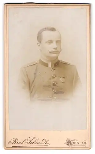 Fotografie Paul Schmidt, Breslau, Friedrich-Wilhelmstr. 66, Portrait Einjährig-Freiwilliger Uffz. in Uniform mit Orden