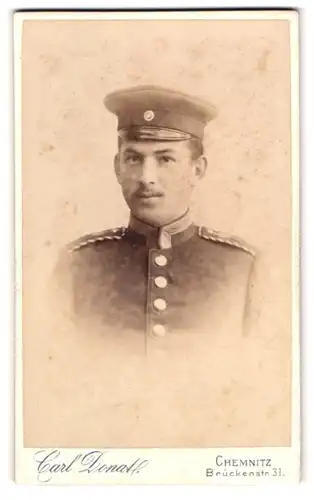 Fotografie Carl Donat, Chemnitz, Brückenstr. 31, Portrait Einjährig-Freiwilliger Uffz. Fritz Uhlig in Uniform Rgt. 104