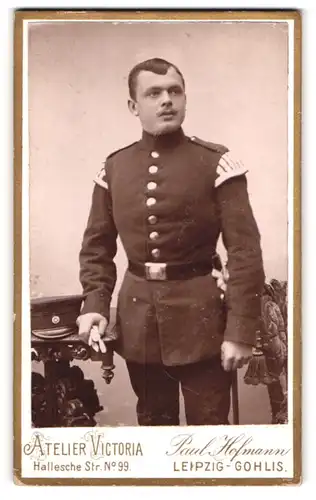 Fotografie Atelier Victoria, Leipzig-Gohlis, Hallesche Str. 99, Portrait Musiker in Uniform mit Schwalbennest