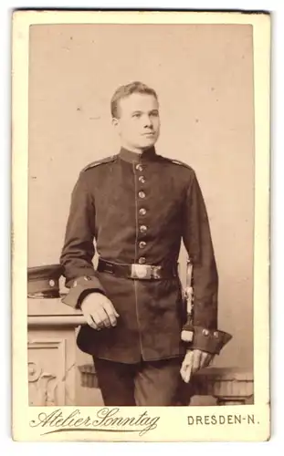 Fotografie Atelier Sonntag, Dresden, Alaunstr. 14, Portrait junger Soldat in Uniform mit Bajonett und Portepee