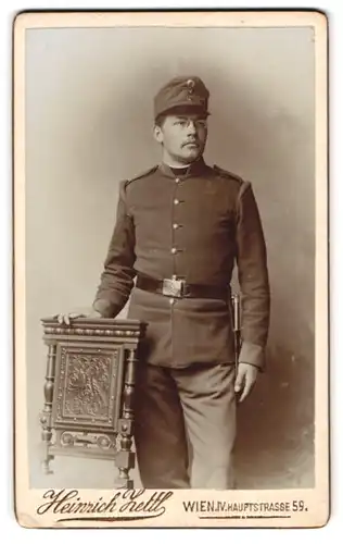 Fotografie Heinrich Zettl, Wien, Hauptstr. 59, Portrait österreichischer Soldat in Uniform mit Bajonett