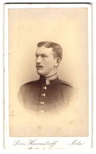 Fotografie Louis Hermestroff, Metz, rue des Clercs 11, Portrait Uffz. in Uniform mit Mittelscheitel