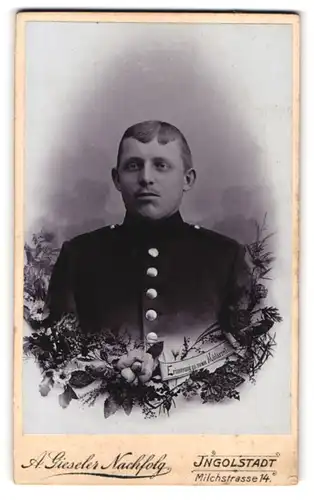 Fotografie A. Gieseler Nachf., Ingolstadt, Milchstr. 14, Portrait junger Soldat in Uniform, Passepartout