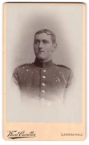 Fotografie Karl Ouviller, Landau / Pfalz, Langstr. 7, Portrait junger Soldat in Uniform