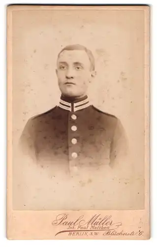 Fotografie Paul Müller, Berlin, Blücherstr. 6, Portrait junger Soldat in Garde Uniform