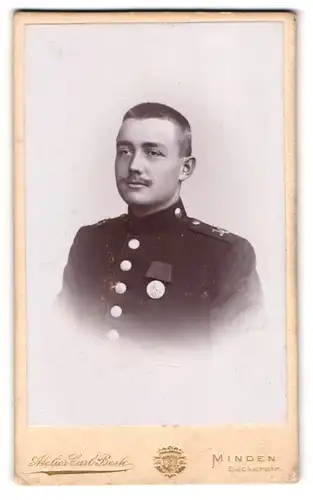 Fotografie Carl Beste, Minden, Bäcker-Str., Portrait Soldat in Uniform Rgt. 10 mit Orden an der Brust