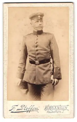 Fotografie F. Steffen, Erlangen, Raumerstr. 2, Portrait Soldat in Uniform mit Bajonett