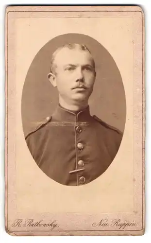 Fotografie R. Ratkowsky, Neu-Ruppin, Portrait junger Soldat in Uniform mit gegelten Haaren